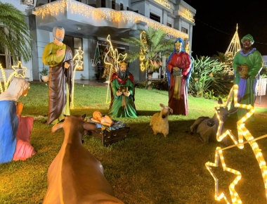 Decoração natalina é acesa em Mercedes